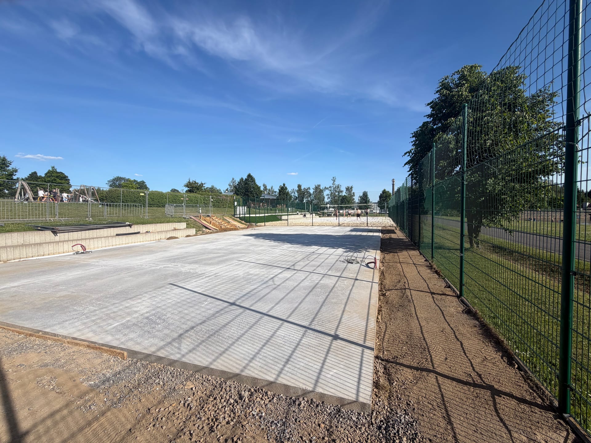 Betonáž sportoviště — denní etapa