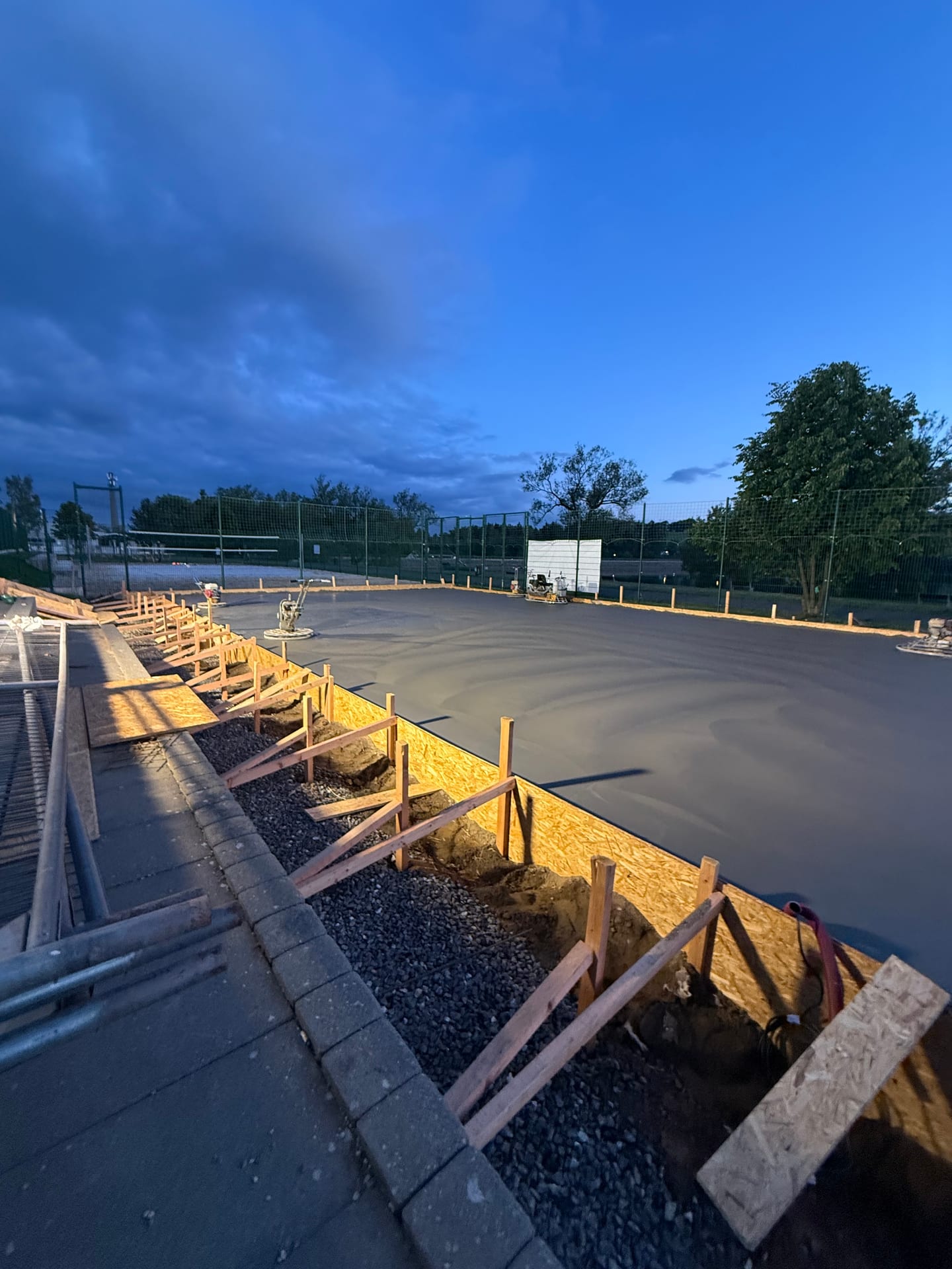 Betonáž sportoviště — večerní etapa