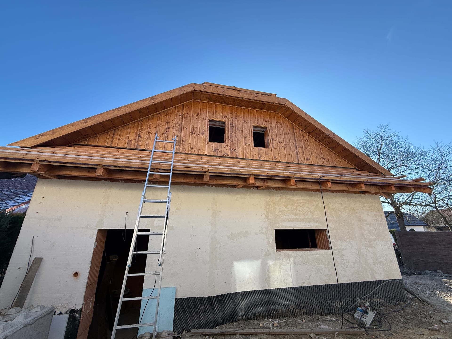 Rekonstrukce chalupy — boční pohled